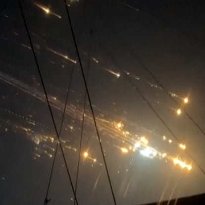 Imagen de los restos del cohete Starship cayendo sobre el Caribe tras explosionar en el cielo captados desde Bahamas.