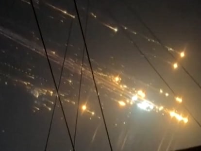 Imagen de los restos del cohete Starship cayendo sobre el Caribe tras explosionar en el cielo captados desde Bahamas.
