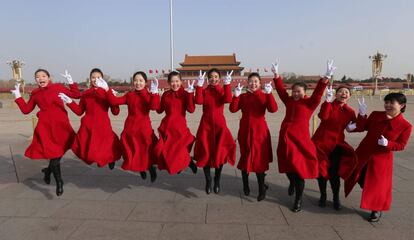 Un grupo de azafatas del congreso anual del Partido Comunista Chino posan en la plaza de Tiananmen en Pek&iacute;n.