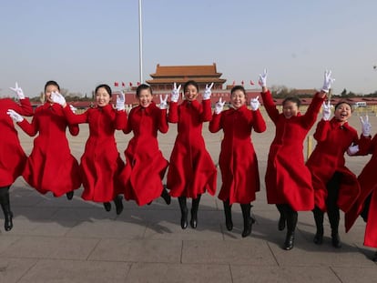 Un grupo de azafatas del congreso anual del Partido Comunista Chino posan en la plaza de Tiananmen en Pek&iacute;n.