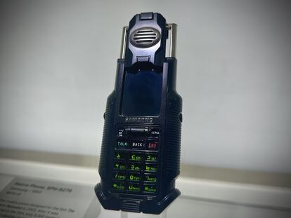 El dispositivo Matrix Phone, diseñado para la película 'Matrix Reloaded', expuesto en el Museo de la Innovación en Suwon en Corea del Sur.