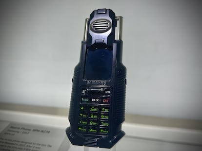 El dispositivo Matrix Phone, diseñado para la película 'Matrix Reloaded', expuesto en el Museo de la Innovación en Suwon en Corea del Sur.