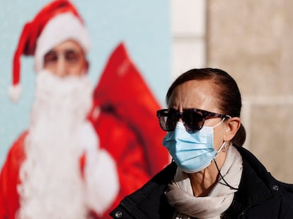 Una mujer camina este jueves con mascarilla por una céntrica calle de A Coruña.