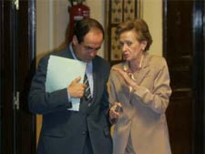 Bono y la vicepresidenta Fernández de la Vega, en el Congreso.