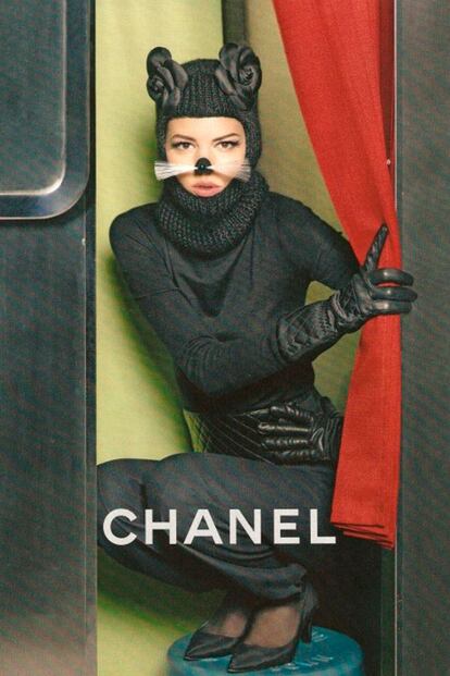 La campaña de Chanel del pasado invierno, protagonizada por Freja Beha y con Carine Roitfeld como estilista, fue muy gatuna. De hecho creaban la cara de un minino con dos de las míticas camelias y unos bigotitos con hocico. Como vemos, los gatos también forman parte de la alta costura.