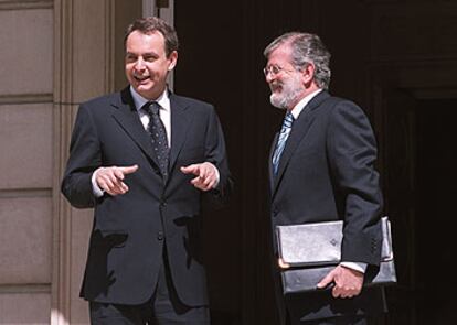 El presidente del Gobierno, José Luis Rodríguez Zapatero, recibe en la puerta del palacio de la Moncloa al presidente de Extremadura, Juan Carlos Rodríguez Ibarra.