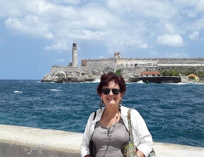 La psicóloga cubana Carolina de la Torre, frente al Castillo del Morro, en La Habana.