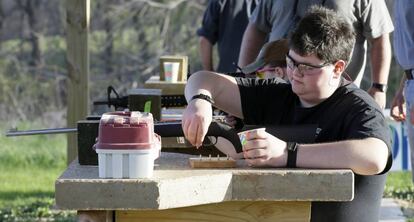 Eric Keller, de 15 años, en una clase de disparos en Gladbrook (Iowa), donde ha habido dos muertes accidentales de menores con armas