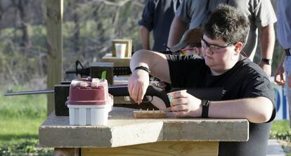 Eric Keller, de 15 a&ntilde;os, en una clase de disparos en Gladbrook (Iowa), donde ha habido dos muertes accidentales de menores con armas