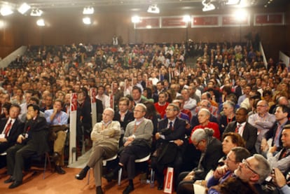Joaquín Almunia y Luis Yáñez, en el centro, en primera línea de los asistentes a la inauguración del 38º Congreso Federal del PSOE.