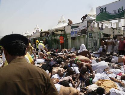 Peregrinos musulmanes y primeros auxilios entre los cuerpos de las personas aplastados en Mina.
