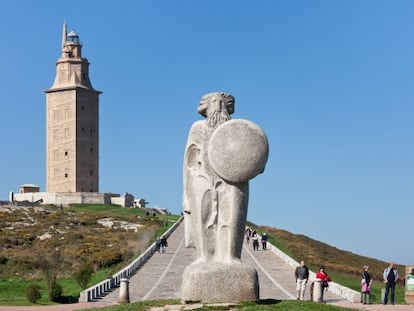 La estatua de H&eacute;rcules y su Torre, que es el faro romano m&aacute;s antiguo del mundo en funcionamiento.