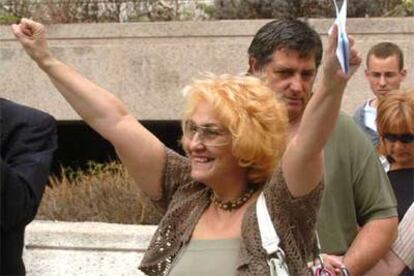 La presidenta de la asociación El Defensor del Paciente, Carmen Flores, celebra la sentencia de la Audiencia.