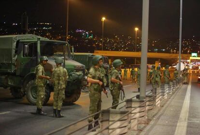 Militares bloqueando el acceso a uno de los puentes sobre el Bósforo que unen la parte asiática y la europea de Estambul.