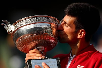 Djokovic besa el trofeo.