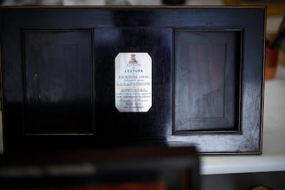 Placa identificativa del estuche de lectura para el rey Alfonso XIII.
