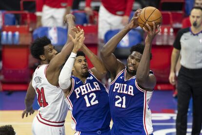 Embiid captura un rebote en el partido Sixers-Bulls.