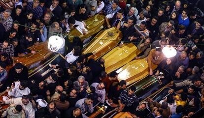 Funeral por las víctimas tras el atentado en un iglesia cristiana copta de Tanta (Egipto).
