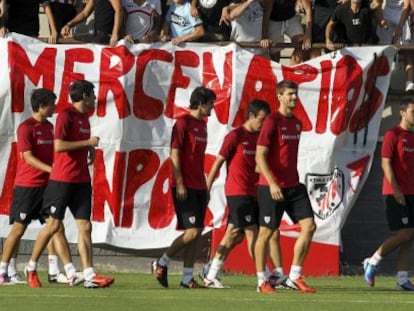 La pancarta exhibida durante el entrenamiento del Athletic, hoy en Lezama.