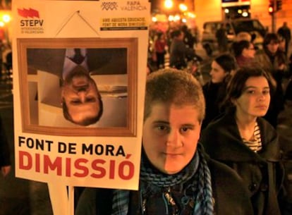 Miles de personas se han manifestado en las calles de Valencia contra la política educativa del Consell.