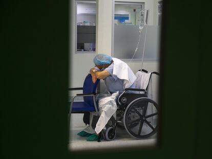 Un enfermo espera en un rincón del hospital de Torrejón de Ardoz, durante la segunda ola de la pandemia.