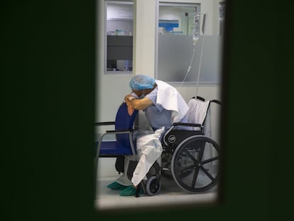 Un enfermo espera en un rincón del hospital de Torrejón de Ardoz, durante la segunda ola de la pandemia.