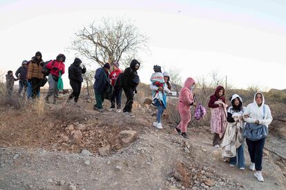 Migrantes hacen cola para ser transportados por la Patrulla Fronteriza unas horas antes de la investidura presidencial de Donald Trump, cerca de Sasabe, Arizona, Estados Unidos.