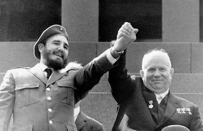  Los mandatarios soviético y cubano, Nikita Khruschev (d) y Fidel Castro sonríen mientras levantan sus brazos cogidos de la mano. La imagen se tomó durante las celebraciones del Primero de Mayo junto al mausoleo de Lenin en la Plaza Roja de Moscú. Castro no dio especial importancia al trato protocolario con las autoridades durante su viaje y centró sus esfuerzos en las visitas para conocer los logros de la economía soviética y tratar de aplicarlos en Cuba.