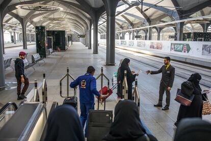 Acceso al andén en la estación de Yedah, donde un empleado del Haramain High Speed Railway (Tren de alta Velocidad Haramain) atiende a los viajeros. El acceso en las estaciones es similar al de los aeropuertos, con distinto control de seguridad para hombres y mujeres.