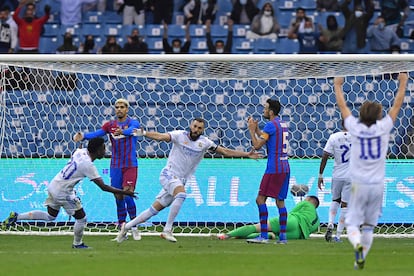 Benzema celebra uno de los goles del Madrid en la Supercopa.
