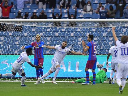 Benzema celebra uno de los goles del Madrid en la Supercopa.