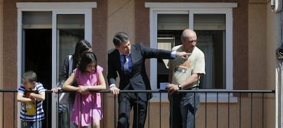 Ignacio Gonz&aacute;lez con Sergio Montero, Marta G&oacute;mez y sus dos hijos en la terraza del piso que recibieron en Carabanchel.