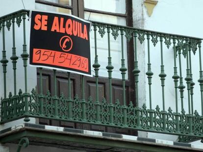 Un cartel anuncia el alquiler de una vivienda en Sevilla.