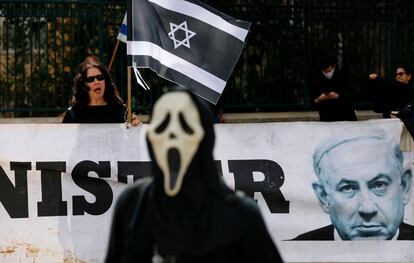 Manifestación contra el cierre del Parlamento israelí, el lunes en Jerusalén.