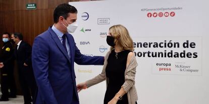 El presidente del Gobierno, Pedro Sánchez, junto a la vicepresidenta segunda del Gobierno y ministra de Trabajo, Yolanda Díaz.