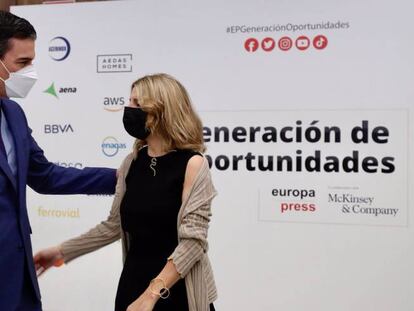 El presidente del Gobierno, Pedro Sánchez, junto a la vicepresidenta segunda del Gobierno y ministra de Trabajo, Yolanda Díaz.