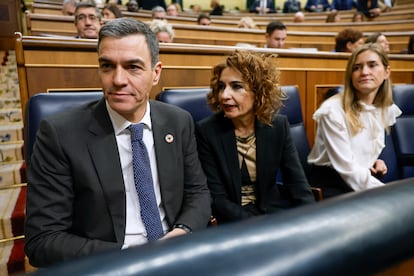 El presidente del Gobierno, Pedro Sánchez y las vicepresidentas primera, María Jesús Montero (c) y tercera, Sara Aagesen, en la última sesión de control del año este miércoles en el Congreso.