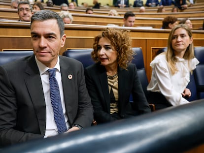 El presidente del Gobierno, Pedro Sánchez y las vicepresidentas primera, María Jesús Montero (c) y tercera, Sara Aagesen, en la última sesión de control del año este miércoles en el Congreso.