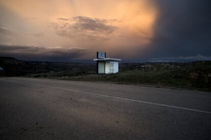 La Alcarria de Cuenca, 2019, parada coche de línea en Olmedilla de Eliz.