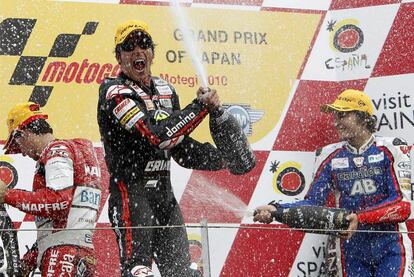 Toni Elías celebra su victoria en Motegi, acompañado de Julián Simón y Karel Abraham.