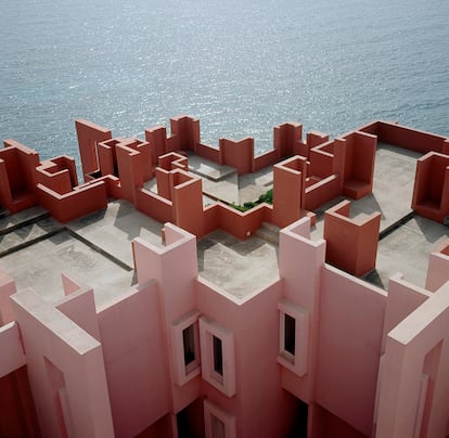 Azotea de la Muralla Roja de Calpe, el edificio de los setenta obra de Ricardo Bofill que hoy reina en series y videoclips y provoca dolores de cabeza a sus vecinos.