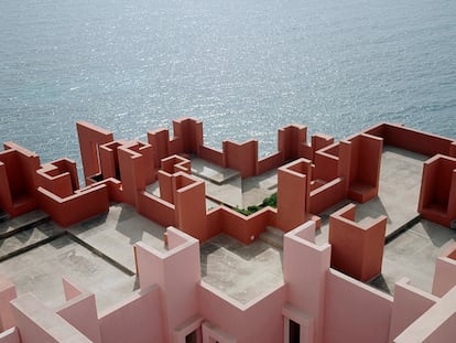 Azotea de la Muralla Roja de Calpe, el edificio de los setenta obra de Ricardo Bofill que hoy reina en series y videoclips y provoca dolores de cabeza a sus vecinos.