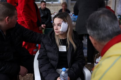 Marija Taseva, una superviviente que perdió a su hermana, en el exterior del hospital de Kocani.