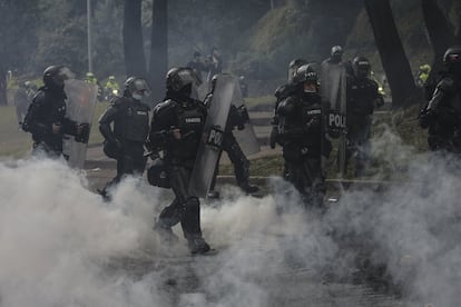 El ministro de Defensa, Diego Molano, aseguró que los ataques contra los uniformados son acciones coordinadas por “disidentes” infiltrados en las protestas.