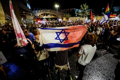 Manifestación en Jerusalén, cerca del Parlamento, tras la aprobación de la ley, este lunes.