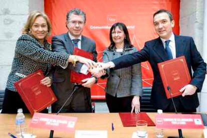 El consejero de Presidencia, Francisco Granados, y la consejera de Medio Ambiente, Ana Isabel Mariño , firman el convenio con la directora adjunta de la Fundación 'La Caixa', Elisa Durán y el director territorial de la entidad de Madrid, Juan Carlos Gallego.