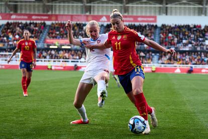 Alexia Putellas conduce el balón ante la checa Klara Caynova el pasado 9 de abril en el Estadio de El Plantío, en Burgos.