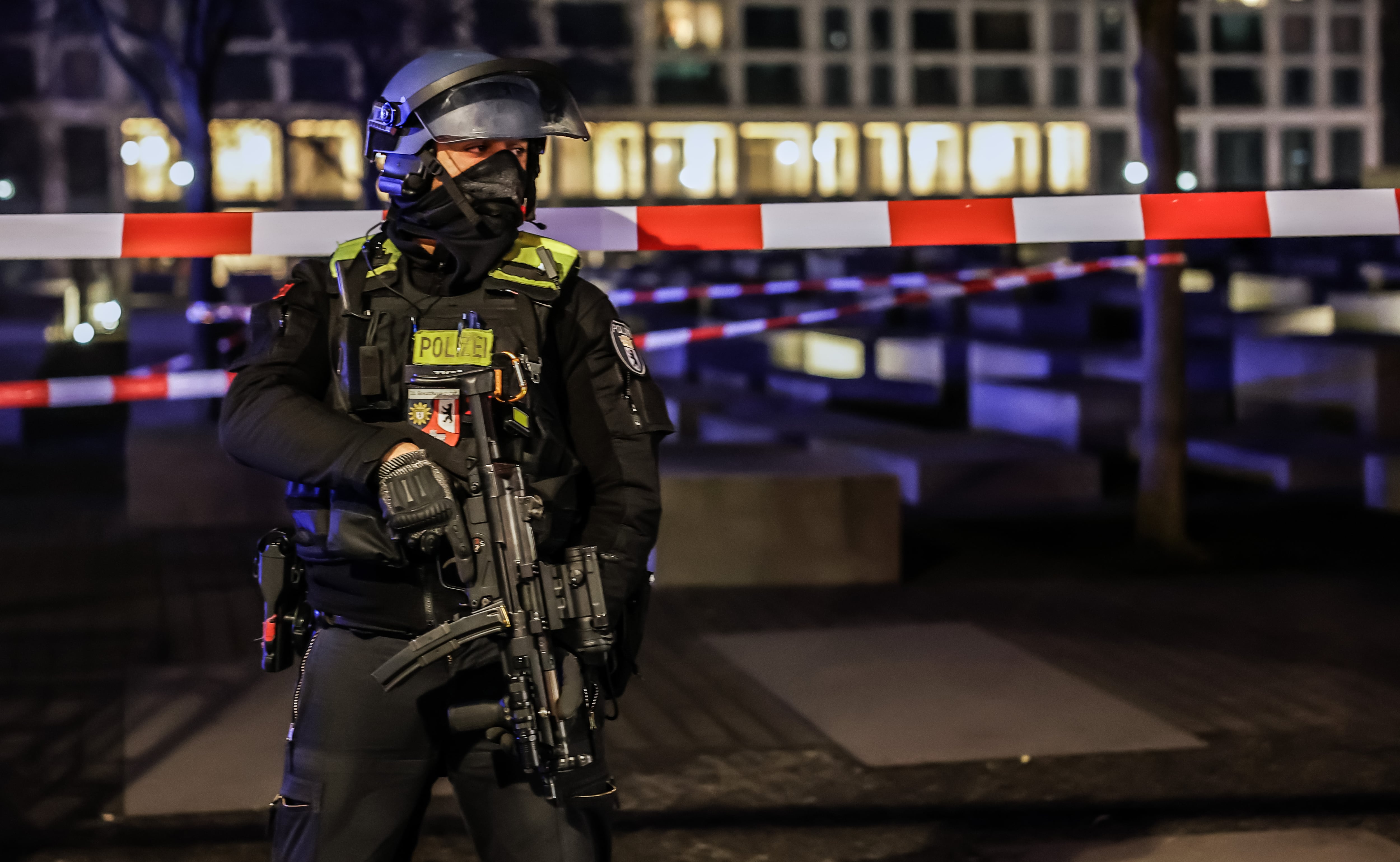 La policía trabaja en el lugar del crimen en el Memorial del Holocausto en Berlín (Alemania), este viernes.