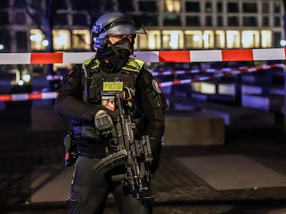 La policía trabaja en el lugar del crimen en el Memorial del Holocausto en Berlín (Alemania), este viernes.