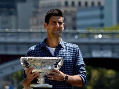 Djokovic, con el trofeo de campeón del Abierto de Australia, ayer en Melbourne.